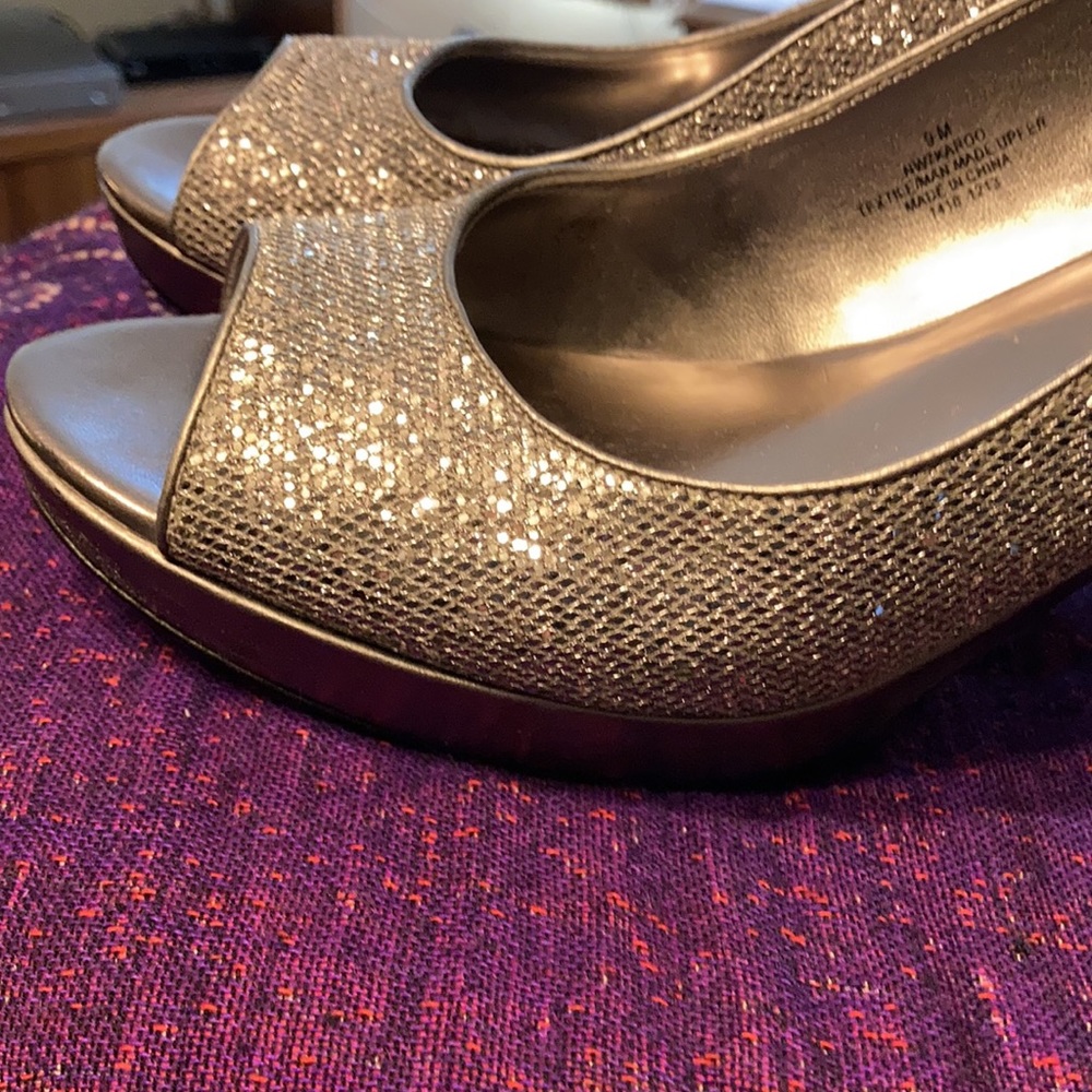 Silver/ gray heels - Picture 7 of 9